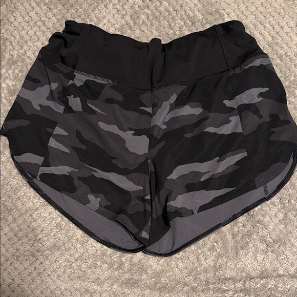 Athleta Pants - 🏃‍♀️ Athleta Black Camo mid-rise Racer Run Shorts | Size Small 🖤